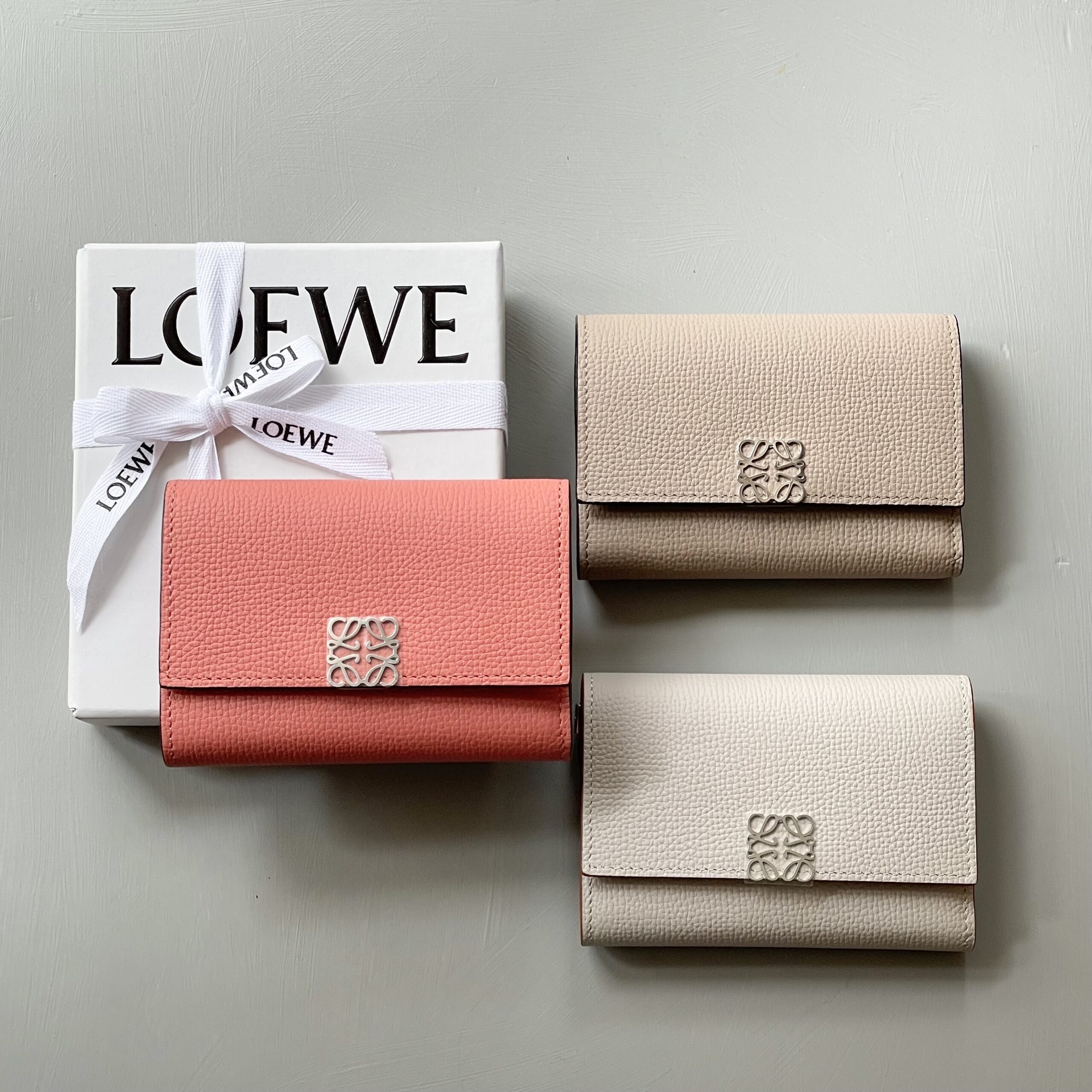 LOEWE アナグラム バーティカル ウォレット スモール ライトゴースト